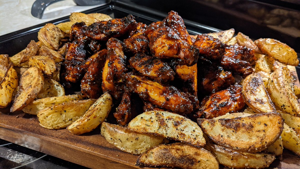 Wings and potato wedges, the finger food of royalty! 👑💯🍻