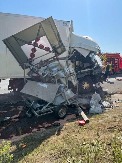 sanef_groupe's tweet photo. #SécuritéRoutière Ce matin, un de nos véhicules a encore été percuté lors d’une intervention ! Un collègue a été blessé... Heureusement, "que" légèrement… 
👉C’est votre conduite responsable et votre vigilance qui protègent nos équipes, rien d’autre ! @ASFAutoroutes @sanef_1077 https://t.co/iqNeRFdbK2