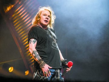 Axl Rose Dedicates Guns N' Roses Tour to Special Friend gnrcentral.com/2022/07/19/gun… #gunsnroses #axlrose #slash #axlrose