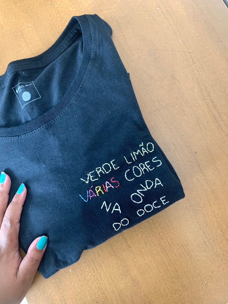 abram alas para a minha blusinha docer ser a coisa mais linda do universo! devidamente de uniforme pra agosto 🥹 obrigada <a href="/daisiesbordados/">bordadinhos com amor!</a> ficou incrível lindo impecável. <a href="/jaoromania/">Jão</a> te vejo logo ❤️‍🩹
