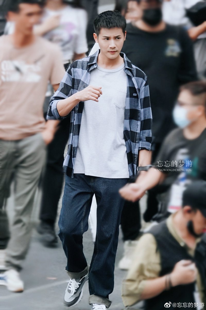 HappysisHu's tweet photo. Brother Cheng's spotted filming~
cool😍
#ZhengYecheng #郑业成
#HardcoreEra #硬核时代
#CCTV
Cr. weibo https://t.co/3jCNG2N0ym