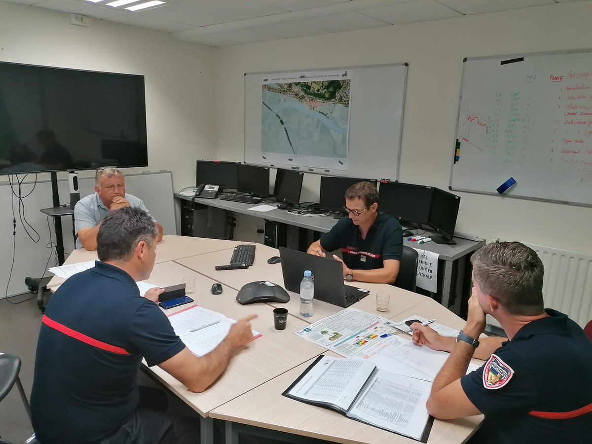 SDIS40's tweet photo. // SDIS des Landes //
Le point de situation matinal pour organiser, le dispositif humain, les chantiers et les priorités en lien avec le commandement girondin. 
#sapeurspompiers #NouvelleAquitaine #Landiras #Latestedebush #SDIS33 #Landes https://t.co/EYbWkkwqe6