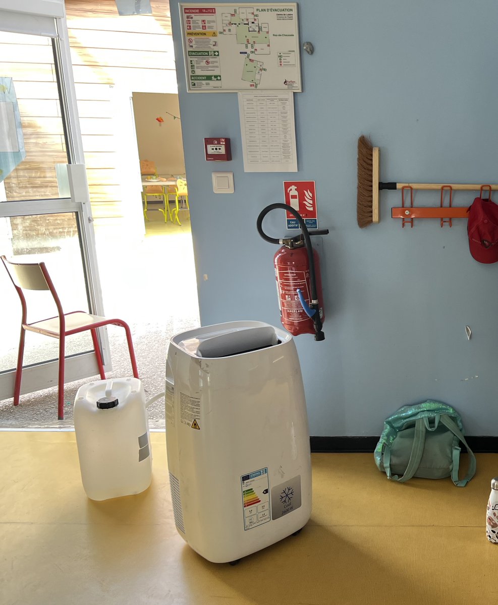 VilleBeauchamp's tweet photo. De nouveaux aménagements ont été réalisés au centre de loisirs. L’installation d’un préau d’ombrage et de brumisateurs permettent de faire face aux journées les plus chaudes dans la cour. L’installation de climatiseurs portatifs permettent, quant à eux, de rafraichir les locaux. https://t.co/sYX56ZGKPb