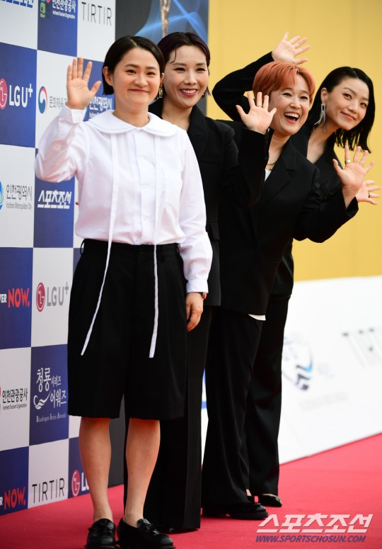 GimbapBlog2's tweet photo. Les #CelebFive sont également venues aux #BlueDragonSeriesAwards, tout comme #LeeJeHoon, #OhYeonSeo et #BaeHaeSun. https://t.co/qqXqbEZhmn