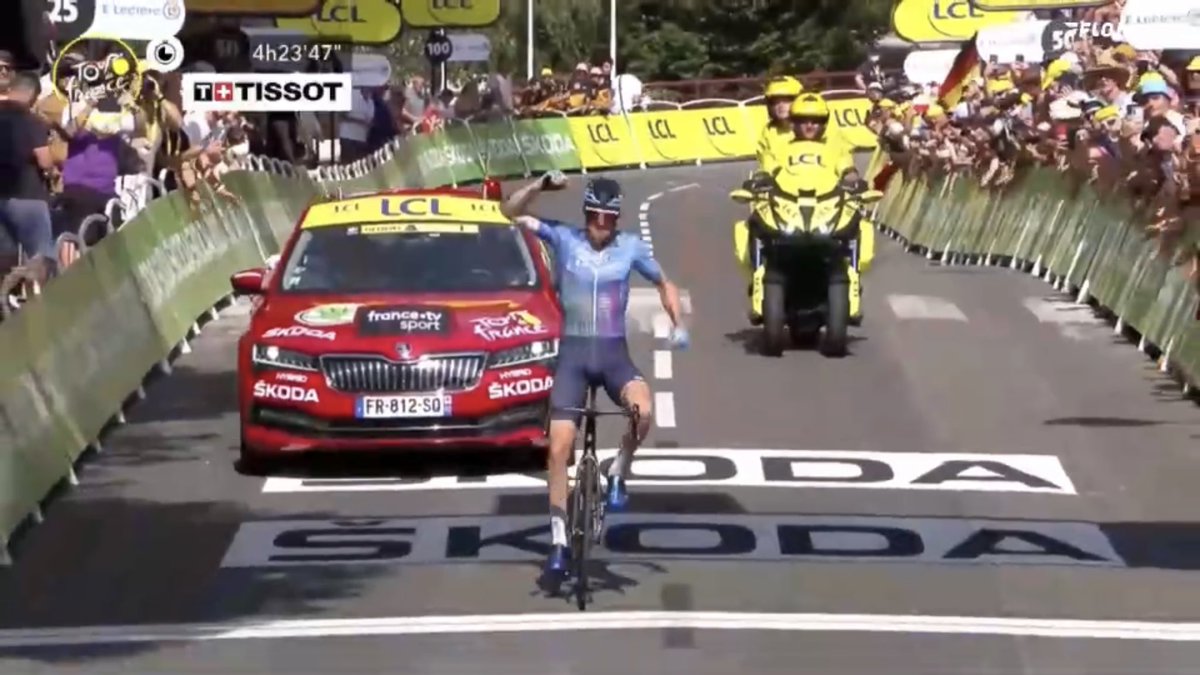 ThomasGerbet's tweet image. Magnifique. Incroyable. Historique. On manque de qualificatifs. En pleurs, Hugo Houle devient le 1er Québécois à gagner une étape du Tour de France. 1er Canadien en 34 ans.