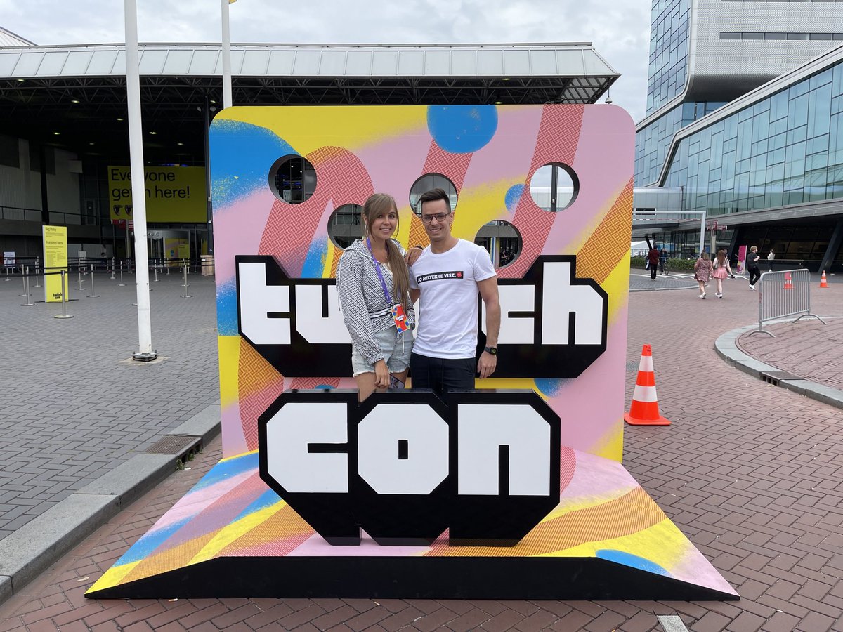 bLYYYPLAYS's tweet photo. It was so good to meet IRL with my PUBG friends 😎

#twitchcon #DanucD #BanKai #bLYYY https://t.co/Y8yO4kLrwm