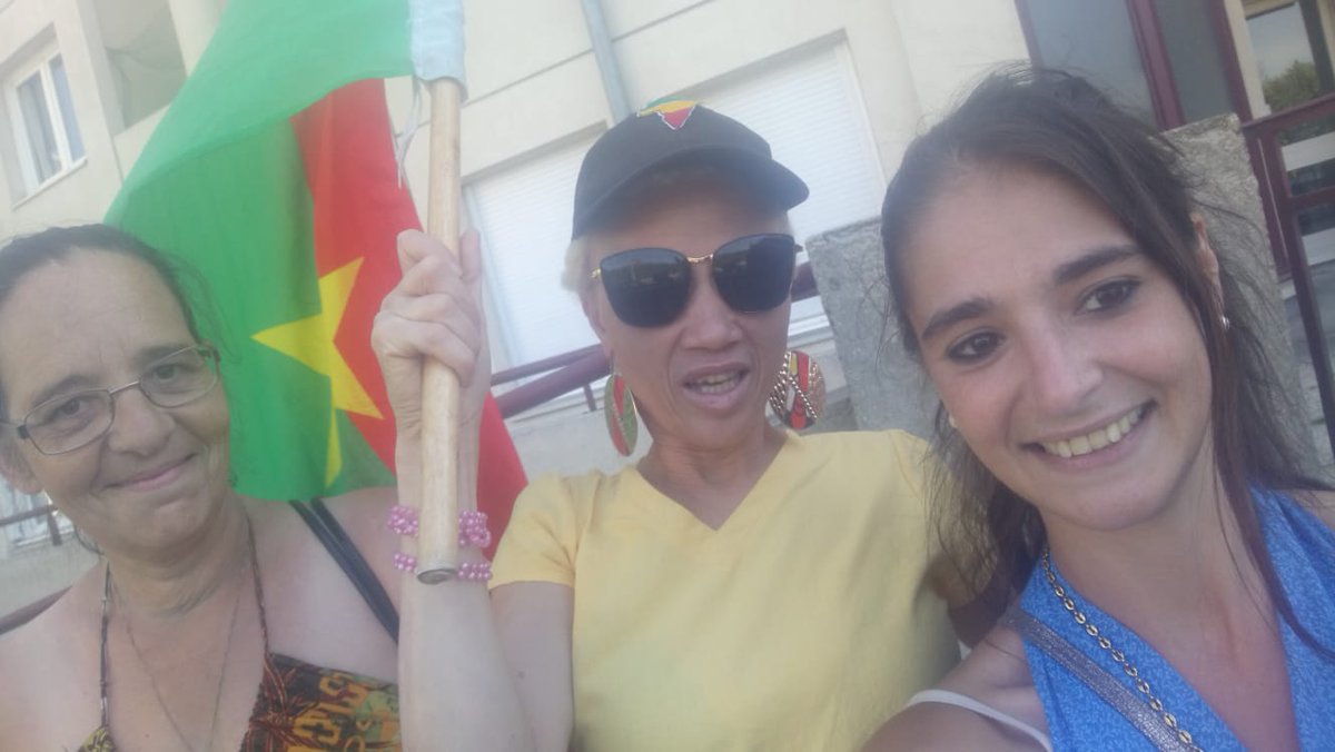 Albinayele15's tweet photo. Les membres du bureau Cristelle. Jennifer et votre serviteur Mariam.Metci https://t.co/ylamNq9eCY