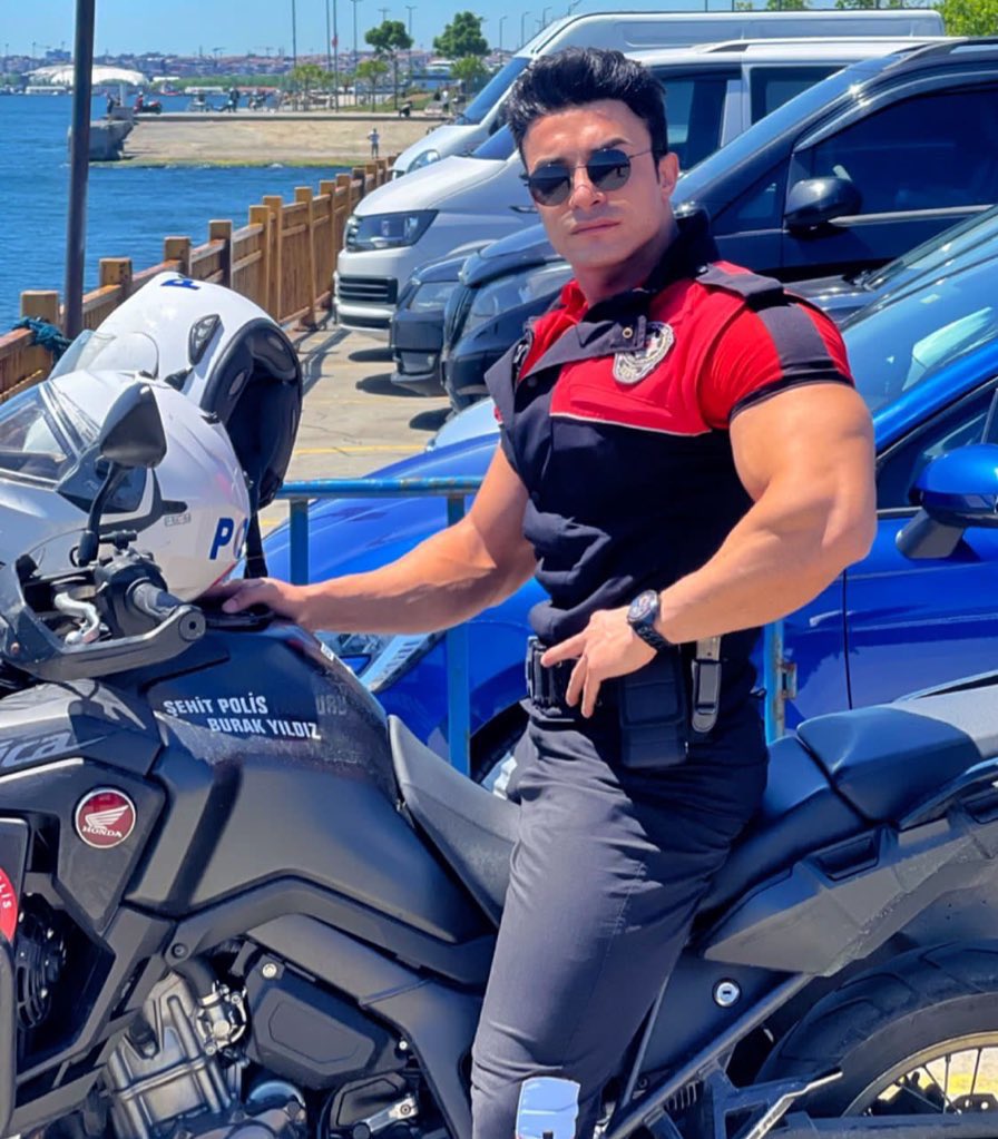 Türk polisimiz gururla sunar. 🎖💪🏼