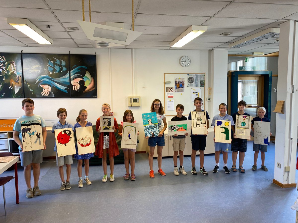 bibmaaseik's tweet photo. We maakten een bestaande cover na met behulp van ons #fablib, knutselmateriaal en een hele hoop creativiteit. Zoals je kan zien mogen de resultaten er zeker zijn! https://t.co/MkLWr21ptE