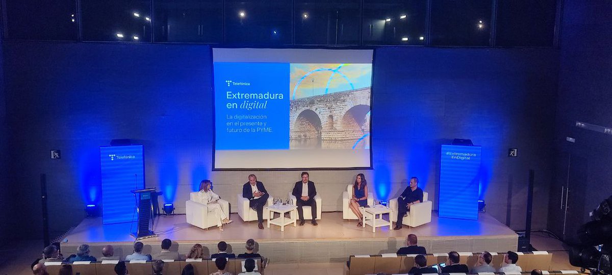 Hoy hemos estado en Mérida en el evento #ExtremaduraEnDigital, organizado por <a href="/Telefonica/">Telefónica</a>, donde se ha hablado de la necesidad de impulsar la digitalización de las pymes y micropymes de nuestra región, para ganar en productividad y eficiencia