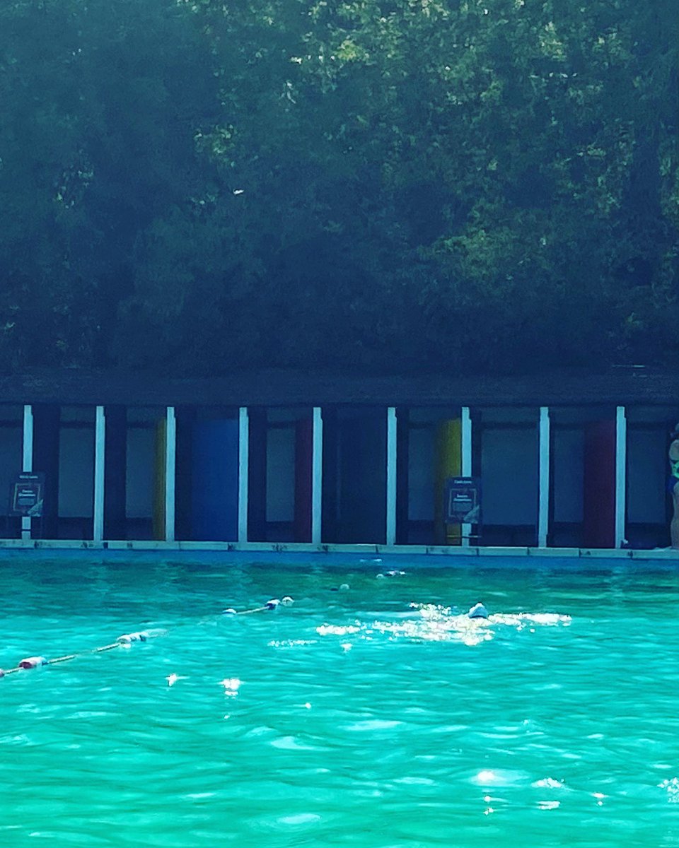 Feeling fortunate to have #tootinglido within walking distance, especially on the hottest day ever recorded in London 🏊🏼‍♀️ #outdoorpool #heatwave #swim