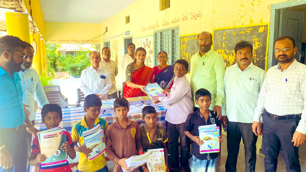 CMR_INC's tweet photo. Free textbooks distributed to our govt school students,on behalf of Government of Telangana Today distributed textbooks to our students in kondapak at ZPHS boys,ZPHS success school and In our model school.
#Newtextbooks
#NewAcademicyear
#Prinitininbothlanguagesenglishandtelugu📚 https://t.co/qIQrFNp096