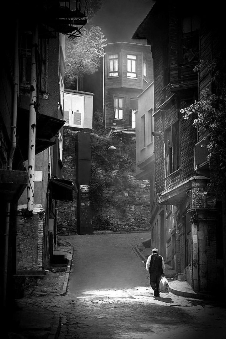 lida1xs's tweet photo. A wonderful picture from Istanbul, different light reflections and intonations and retouching of its different parts  ✦ https://t.co/U6EDjmf3Rd