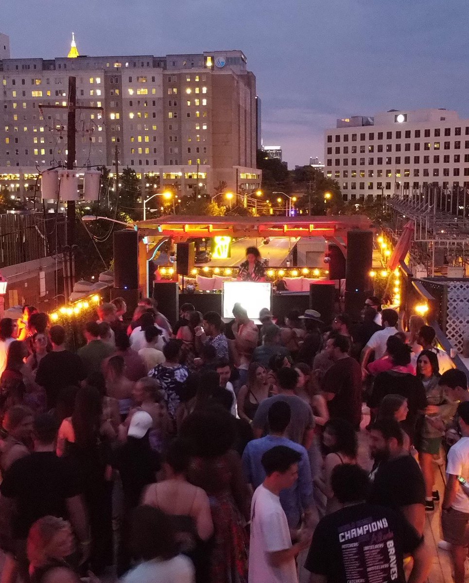 SKYHI Rooftop jam this Saturday! Pre-sale is sold out but there will be more tix at the door. Early arrival is highly recommended. I’m playing 9-11p alongside the homies <a href="/warmartmusic/">Rob Dowell</a> and Tocayo. Follow <a href="/alleycatatl/">Alleycatmusic</a>

More info: shotgun.live/events/skyhi-r…