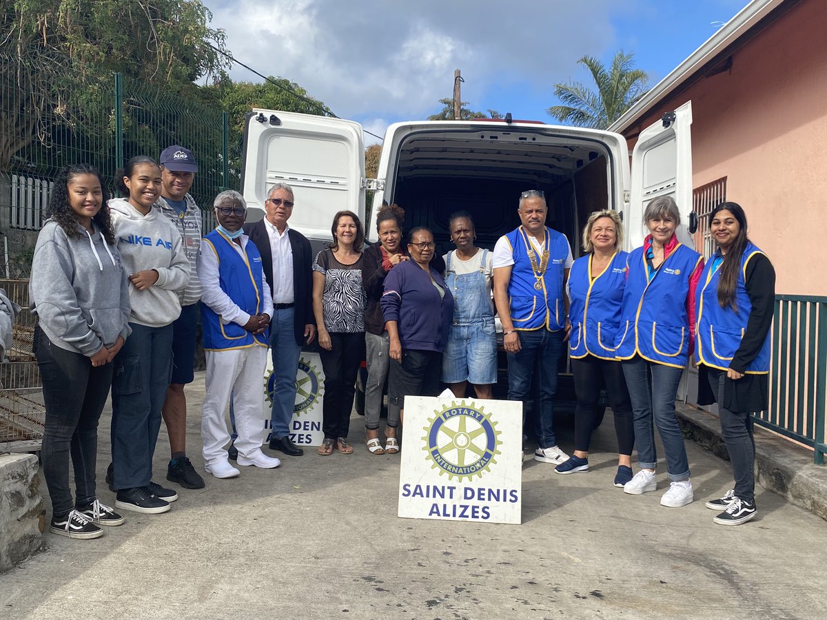 RotaryAlizes's tweet image. Action : don alimentaire à la Saline les hauts 

Les rotariens ont rencontré le président de  Association C.L.E.F et ses bénévoles. 

#rotaryalizes #district9220 #ImagineRotary #reunionisland #donalimentaire
