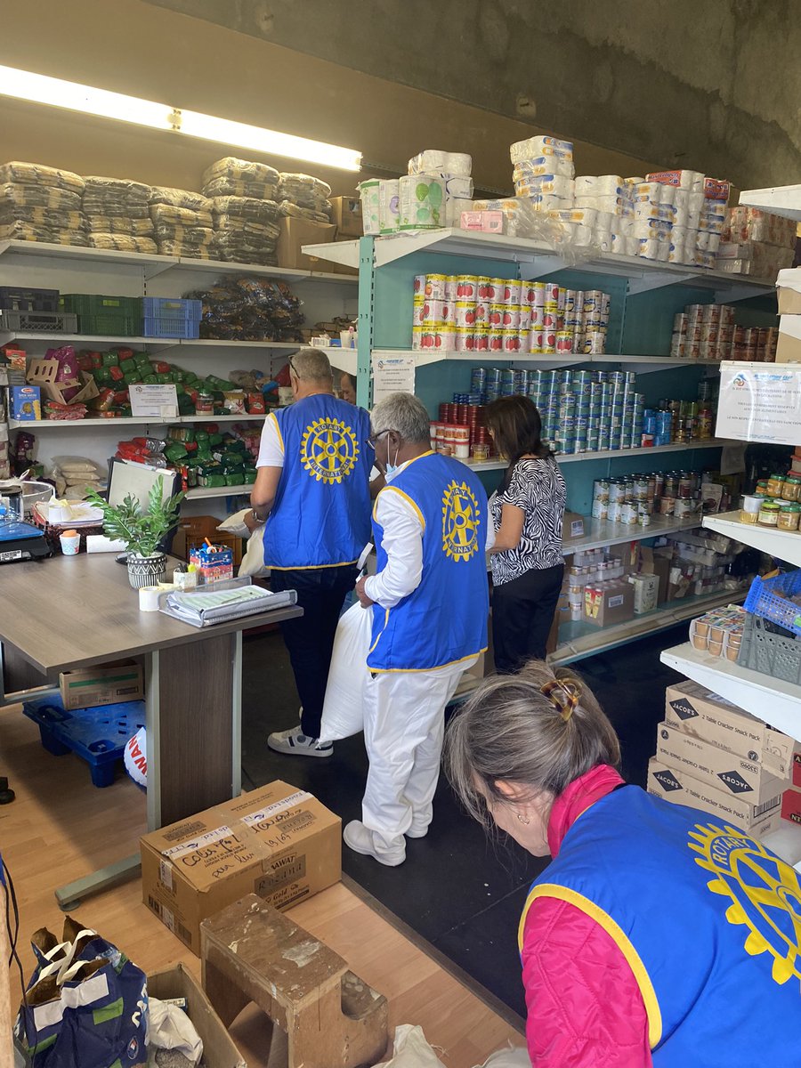 RotaryAlizes's tweet image. Action : don alimentaire à la Saline les hauts 

Les rotariens ont rencontré le président de  Association C.L.E.F et ses bénévoles. 

#rotaryalizes #district9220 #ImagineRotary #reunionisland #donalimentaire