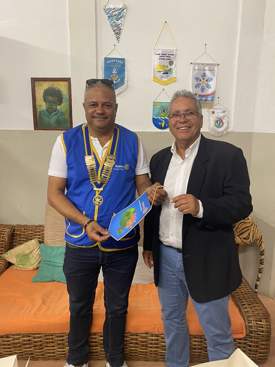 RotaryAlizes's tweet image. Action : don alimentaire à la Saline les hauts 

Les rotariens ont rencontré le président de  Association C.L.E.F et ses bénévoles. 

#rotaryalizes #district9220 #ImagineRotary #reunionisland #donalimentaire