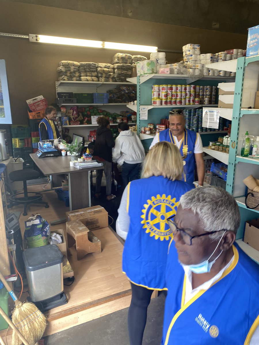 RotaryAlizes's tweet image. Action : don alimentaire à la Saline les hauts 

Les rotariens ont rencontré le président de  Association C.L.E.F et ses bénévoles. 

#rotaryalizes #district9220 #ImagineRotary #reunionisland #donalimentaire