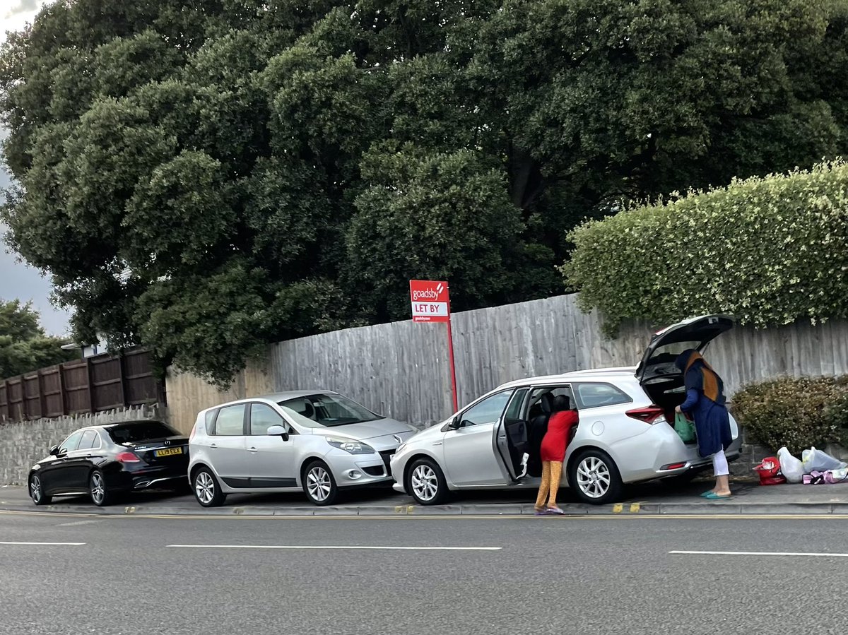 #Bournemouth overcrowded/overparked on hot days. Emergency services @RBCH hampered by #cars on double yellows, bends, pavements. Buses <a href="/Morebusco/">morebus</a> <a href="/YellowBuses/">Yellow Buses</a> had to reroute Sunday.  Increase £35 fine to £200-1000, now @DrewMellorBCP <a href="/ConorBurnsUK/">Sir Conor Burns</a> <a href="/Tobias_Ellwood/">Tobias Ellwood</a> <a href="/AndrewDailyEcho/">Andrew Goldman</a>
