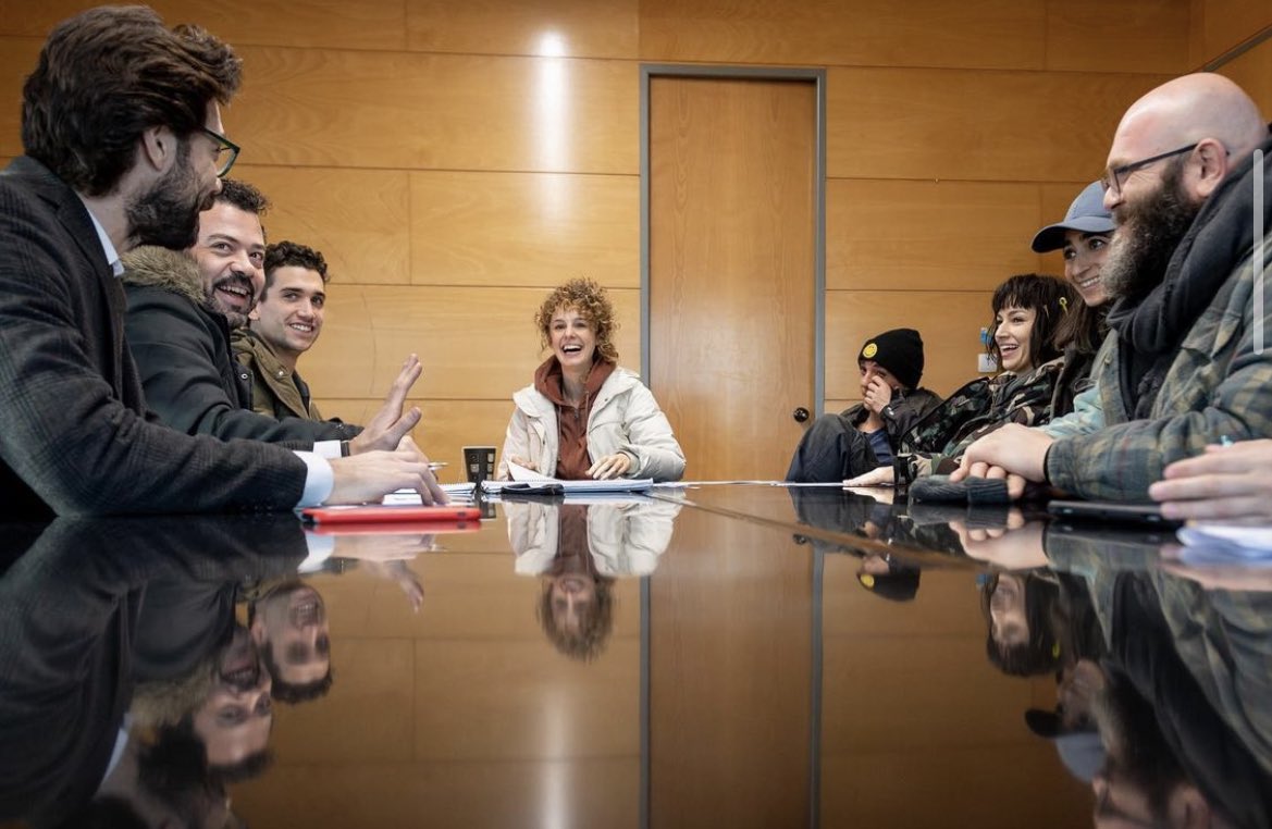 HerranDaily's tweet photo. “Hoje faz três anos que a banda se juntou de novo e NADA voltaria a ser o mesmo 🔥 #LCDP3”
📸: La Casa De Papel via redes sociais. https://t.co/mrDQmMO7N9
