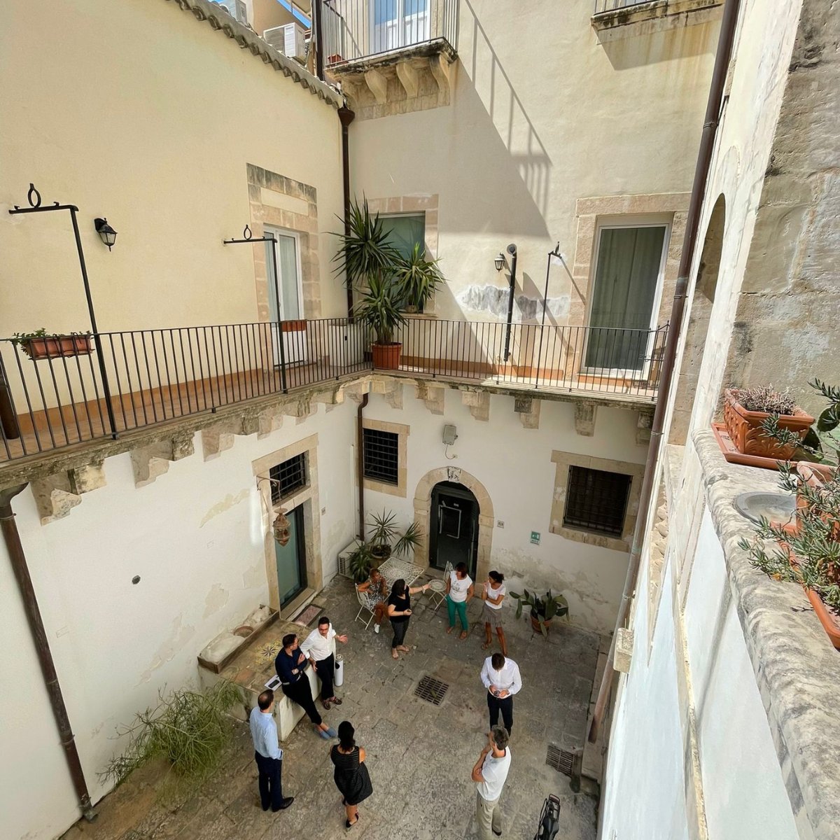 OrtygiaBS's tweet photo. A journey into #leadership, and how to gain strength, stability, and flexibility as a #leader. For the first module of #MLJ, held in Ortigia, our executive students had the opportunity to meet an outstanding lecturer, such as @gpetriglieri. Discover more: https://t.co/ClaNGCeqsT https://t.co/uiKLTv5ywP
