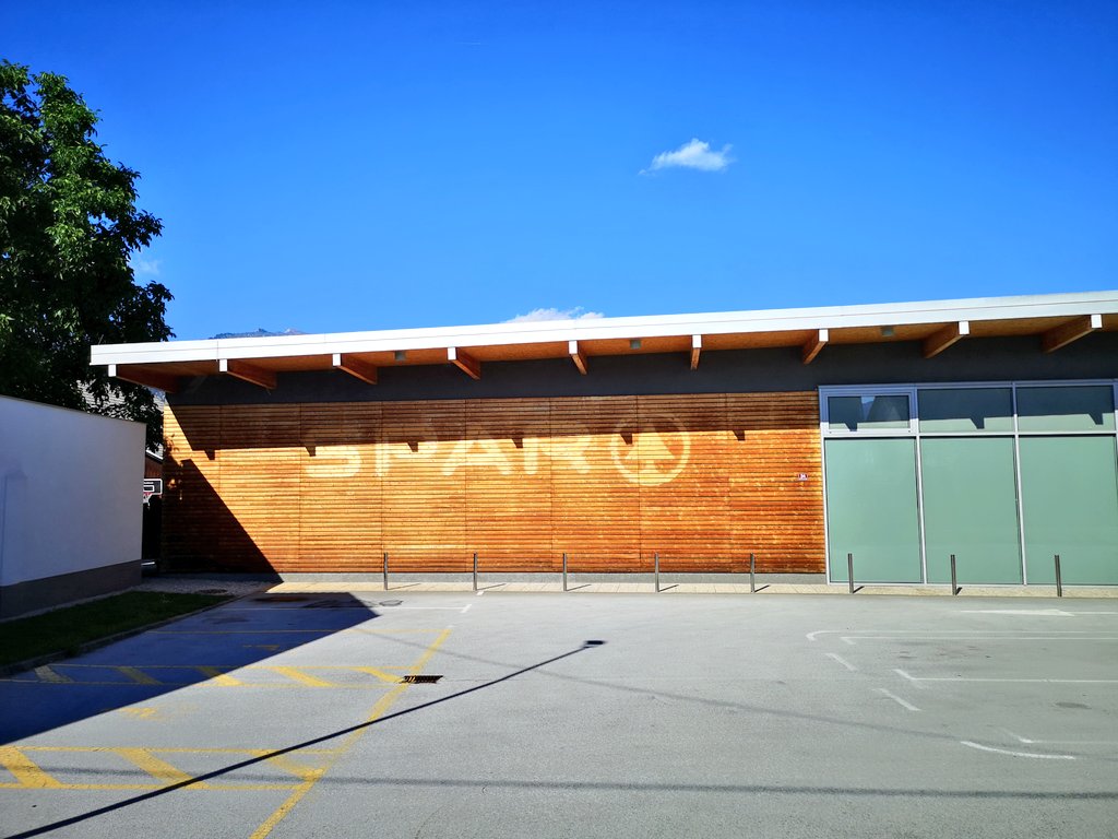 soult's tweet photo. Snapped this old @SparSlovenija store in #Lesce - I've been visiting 🇸🇮 long enough to remember it opening in, I think, the early 2000s! With so many supermarkets round here - Lidl, Hofer, Mercator, and a big Spar in nearby Bled, opened in 2019 - the market is very competitive. https://t.co/C5WIQyl7b2