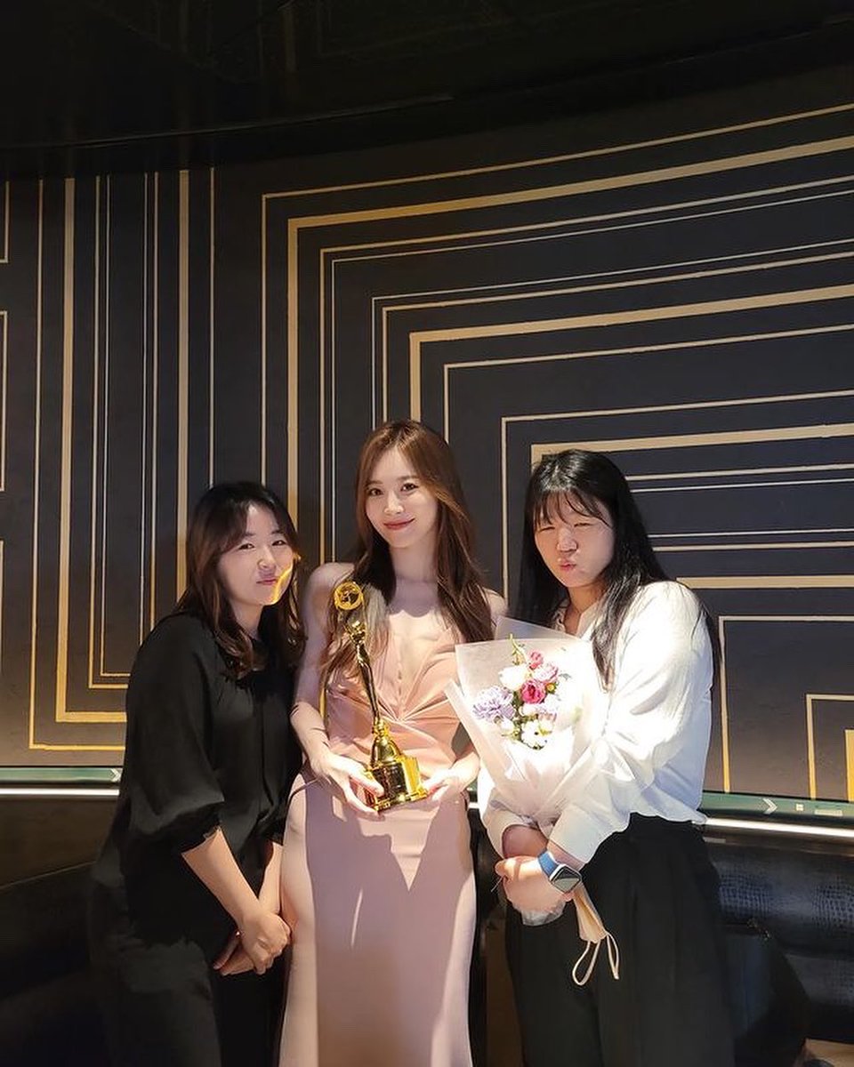 focusyura's tweet photo. #유라 님 인스타그램 업데이트 

우리 환승연애 최우수예능상 너무 너무 너무 축하해요❤❤❤ 우리 모든 스탭분들 우리 패널분들 출연자분들 너무 고생하셨습니다~~♡ 옆에서 같이 응원 할수있어서 함께 할수있어서 너무 행복했습니다❤ 울 환승연애 시즌2도 대박나요!! 환승연애 화이팅!!!😍😍❤❤💜 https://t.co/nabnTp1mxz