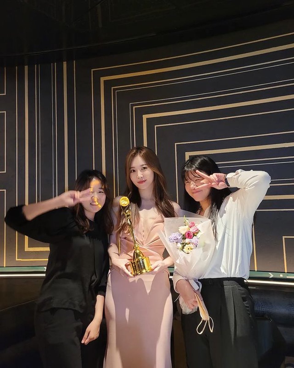 focusyura's tweet photo. #유라 님 인스타그램 업데이트 

우리 환승연애 최우수예능상 너무 너무 너무 축하해요❤❤❤ 우리 모든 스탭분들 우리 패널분들 출연자분들 너무 고생하셨습니다~~♡ 옆에서 같이 응원 할수있어서 함께 할수있어서 너무 행복했습니다❤ 울 환승연애 시즌2도 대박나요!! 환승연애 화이팅!!!😍😍❤❤💜 https://t.co/nabnTp1mxz