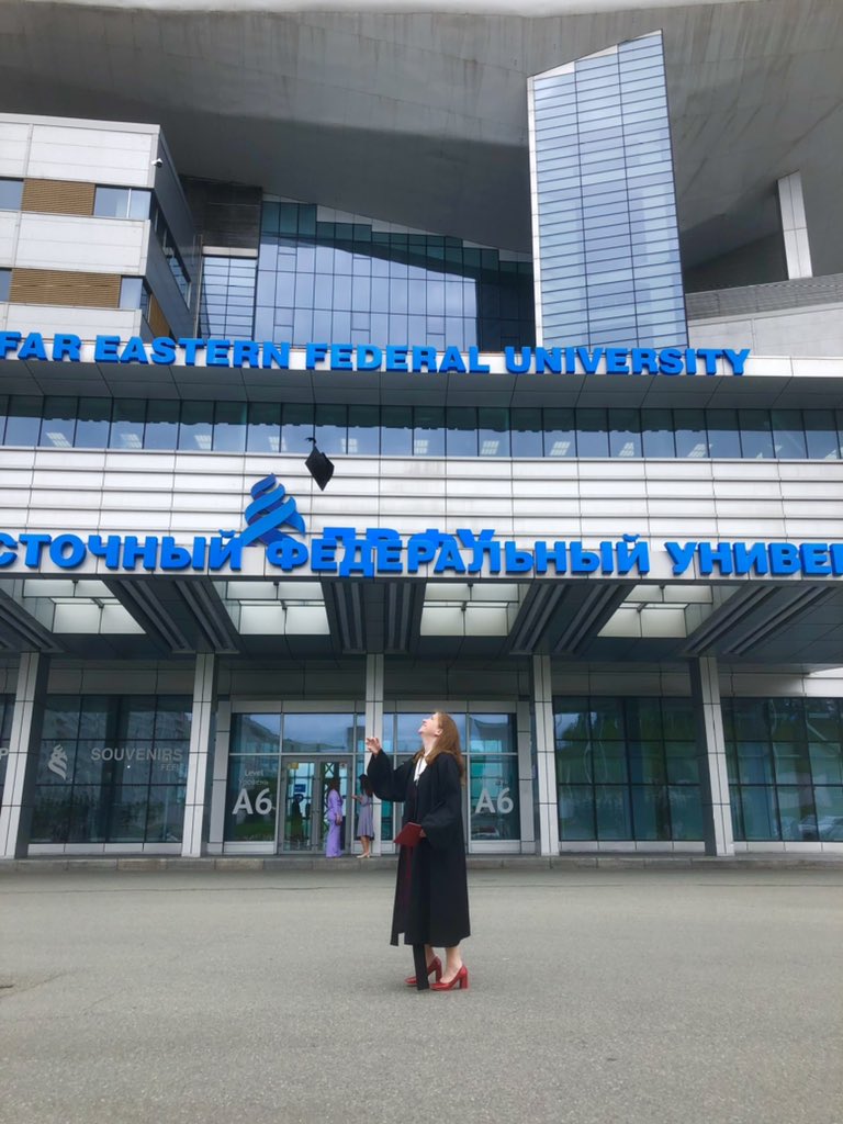 netfantasii's tweet photo. 엄마! 난 이제 졸업생이야 👩🏻‍🎓💃💅🏻 https://t.co/OYSkUGqWgg