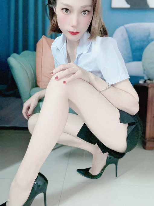 Hello. everyone. Today is office lady. https://t.co/g6VzXFJZf8<a href="/tag/%E6%96%B0%E5%A4%B4%E5%83%8F"class="tags"><span>#新头像</span></a>