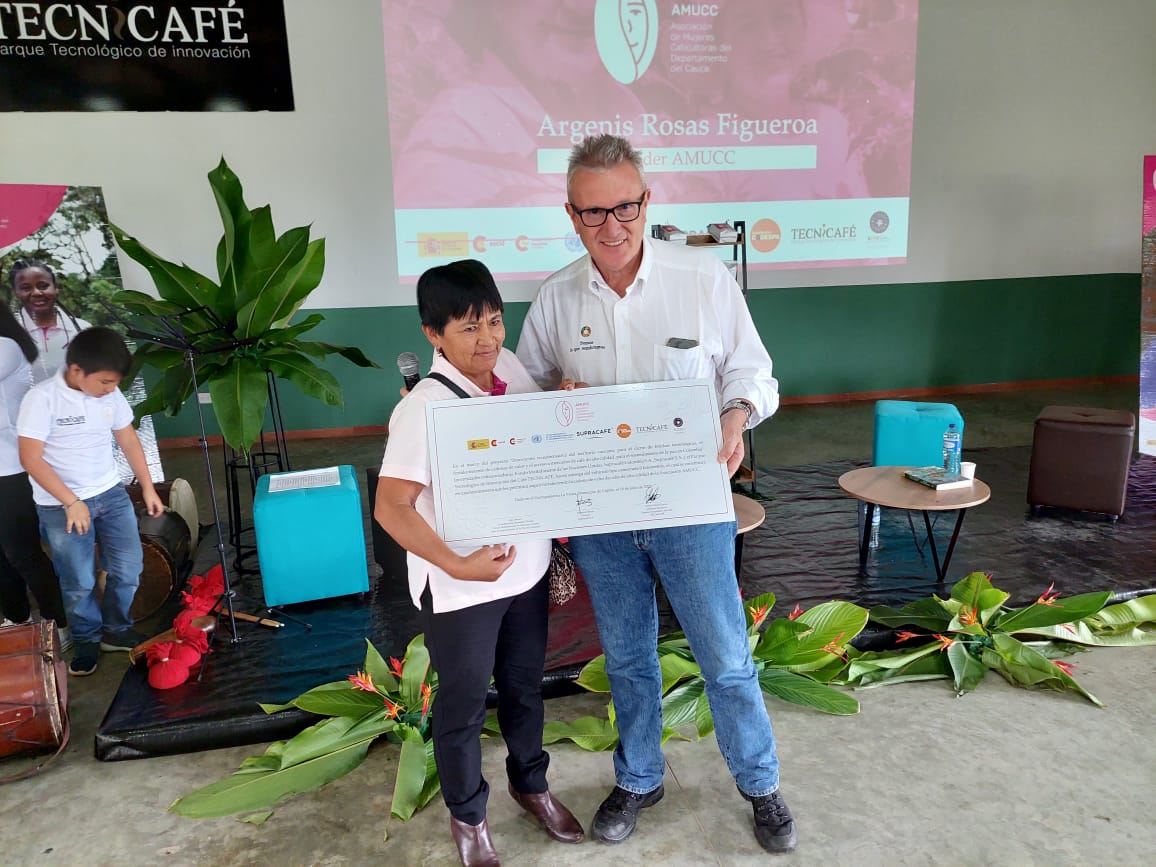 supracafeesp's tweet photo. Ayer nuestro #CEO, @RicardoOteros, participó en el acto de cierre de la #Fase1 de la #APPD y en la presentación del Proyecto de #innovación transformativa adelantada con el #FondoMultidonante de @onucolombia, en @PTITECNiCAFE
@AECIDColombia
@CODESPA
#AMUCC
@EducacionEspCol https://t.co/7lnGldOqKm