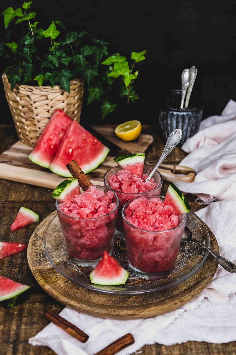 Ce granité de pastèque à la cannelle est un pur délice l’été. Au Maroc, il est particulièrement apprécié comme dessert après un tajine épicé. cookandgoute.org/granite-de-pas…