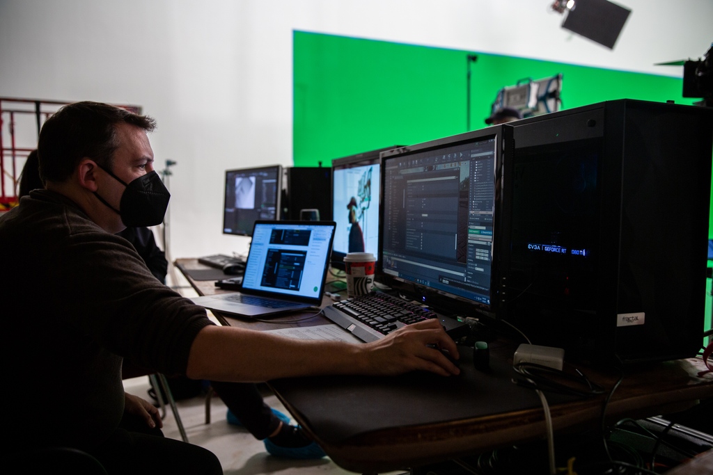 The man behind the curtain. Technical Director Rick Sebeck on our virtual set.
⁠
⁠
⁠
#production⁠ #Aquaphor⁠ #virtualproduction⁠ #behindthescnes⁠
#virtual #realtimegraphics #XR #BTS⁠
#videoproduction #3Drender