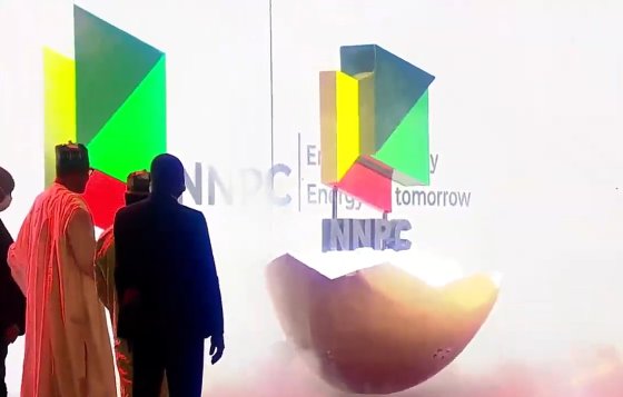 nnpclimited's tweet photo. PHOTO HIGHLIGHTS:

Historic scenes as President @MBuhari Unveils @nnpclimited 

#NNPCLimited #NNPCTheRebirth #EnergyForToday #EnergyForTomorrow https://t.co/b98D76rU55
