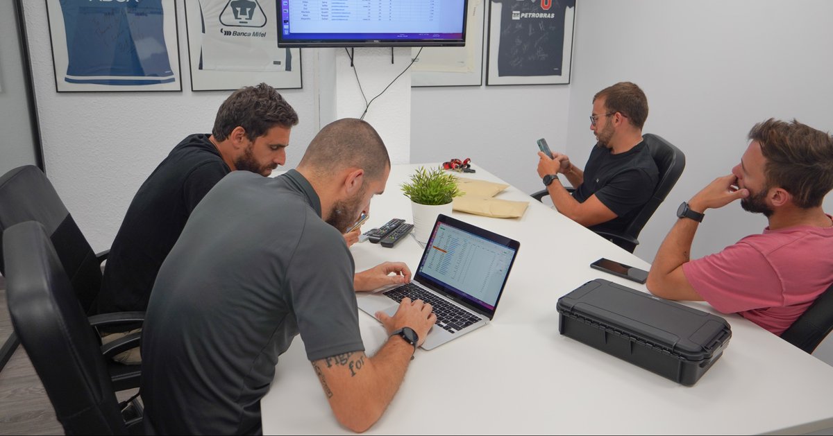 MBPSchool's tweet photo. #MBP y #Oliver, junto con un club de #TerceraRFEF, trabajaremos extrayendo datos de los GPS de las tareas de entrenamiento, a lo largo de la sesión y de la temporada ⚽️ Evaluaremos el trabajo con ciertos jugadores, a través del análisis de los fundamentos por demarcación. https://t.co/PZ4qfumnOK