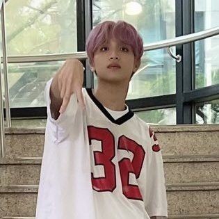 flowgallimimus's tweet photo. sogok pake lukisan

—lee haechan few tweets au
written by flowgallimimus https://t.co/NFPNWoueL3