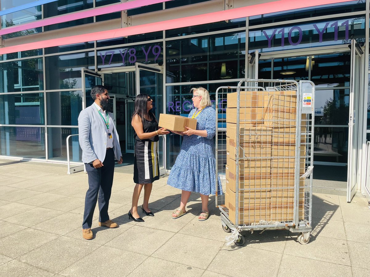 JPather74's tweet photo. A huge thank you @LevelTrust for the incredible community service. A van load of devices delivered today for the students @leamanorschool who deserve everything and more.@AJRAllModCons @unleashing_me @ChilternLT @maxine_coaching @rpaul_education @RehanaFaisalH https://t.co/FDdxnvOh4d