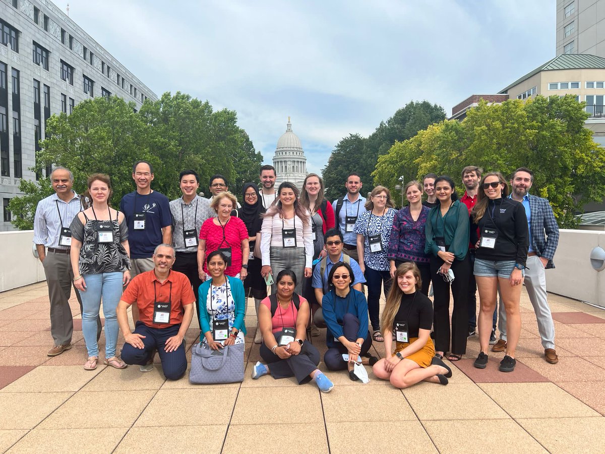 Meet so many great members and alumni from <a href="/EstesLab_BCM/">Estes Lab at BCM</a> and <a href="/msdiamondlab/">msdiamondlab</a> in #ASV2022 . So wonderful!