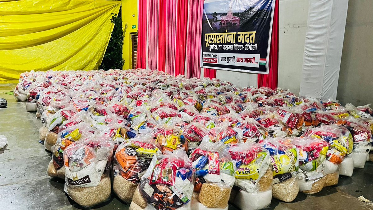 yfdmah's tweet photo. कुरुंदा- हिंगोली या गावात पोहचून YFD टीमने आज जीवनावश्यक किराणा किट्स बनवल्या आहेत, उद्या आपल्या सहकाऱ्याकडून गावातील पूरपीडित गरजू लोकांना किटवाटप करण्यात येईल.... https://t.co/ffyEsYrA2c