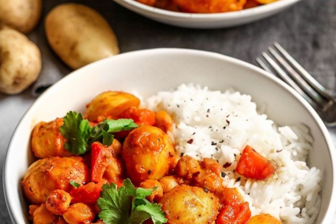 If you're feeling out of inspiration for dinner ideas, try this Cornish New potato and chickpea curry this week. It's plant-based and packed with flavour🍛

To find the full recipe, visit our website: seasonalspuds.com/recipes/cornis… 

#Curry #DinnerInspo #SummerDish #Recipe