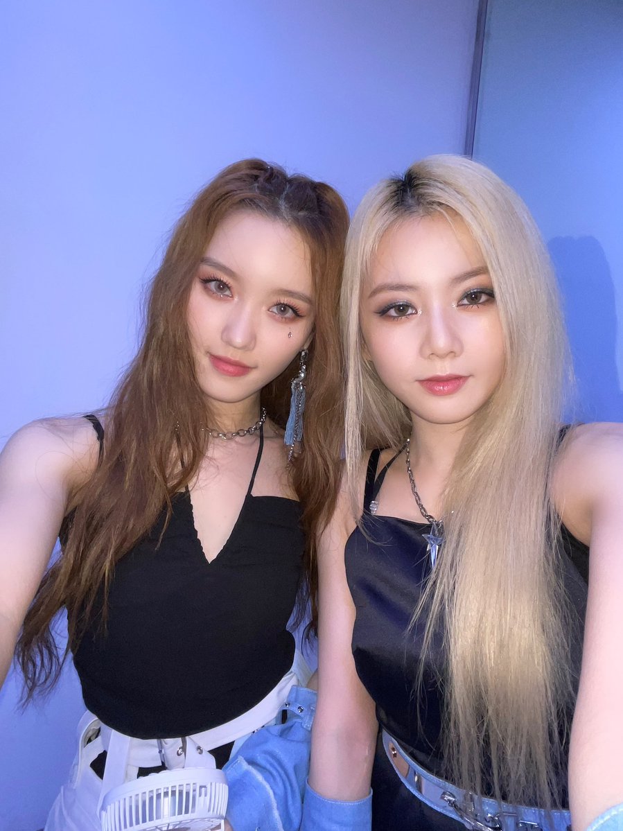 [via WEVERSE: 20230719] 

#HINATA: " Tippy toes y Mascara 💜🌌
El maquillaje de hoy es un poco diferente de lo habitual💙💙" 

#XG #XGALX #XG_MASCARA #XG_TippyToes #CHISA