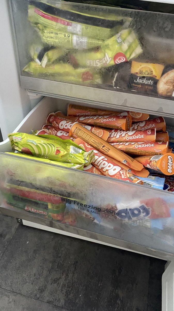 MvhYouth's tweet photo. Thank you so much to @MichReid2014  and @Stacythomas03 for keeping our young people safe and cool during this heat wave! And a special and huge thank you to @Mmrm92 and @JmccarthyJulie for our air conditioning and for everything you do! #teamworkmakesadreamwork https://t.co/XR7tzL0oEx