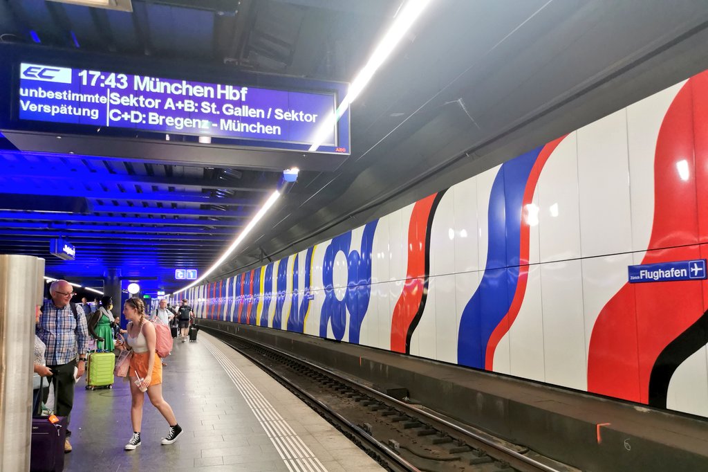 8000Muenchen40's tweet photo. In Zürich Flughafen trennen sich jetzt die Wege der Reisegruppe #TrainToCalifornia. Während @JohannesKirchnr in Begleitung von @finnlandsee Richtung Chur fährt, warte ich jetzt auf den inzwischen 40 Minuten verspäteten EC nach München. Es wird Zeit für Heimkommen! https://t.co/jNluN2VDUE