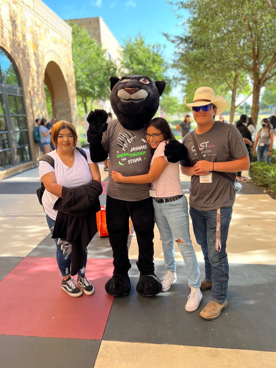 NISDCASTTeach's tweet photo. Powered by Youth Voice - our incoming Freshmen are learning to tell their story using a variety of mediums, including photography, performance, poetry, and visual arts. And the @TAMUSanAntonio  Jaguar is there to cheer them on! https://t.co/4RU1gfgZAG