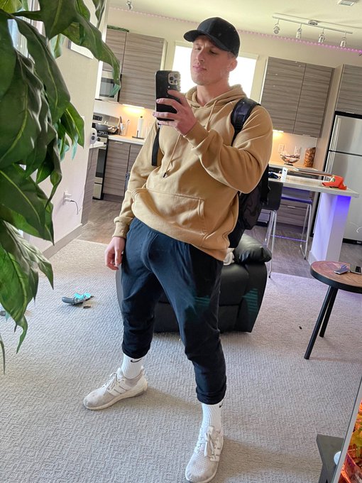 Watch Zac's leaked NSFW photo on TwXstars