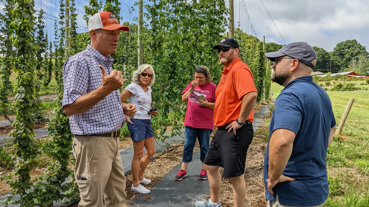 NuggetsOnMars's tweet photo. Mission update. Day 2.
Thanks @jhchandl @mtbenigno &amp;  @NCState_MHCREC staff for great tour of all the great science that goes into plant breeding.
#NIFAImpacts #NuggetsOnMars22 #TeamHoneycrisp https://t.co/VInhkR0o1w