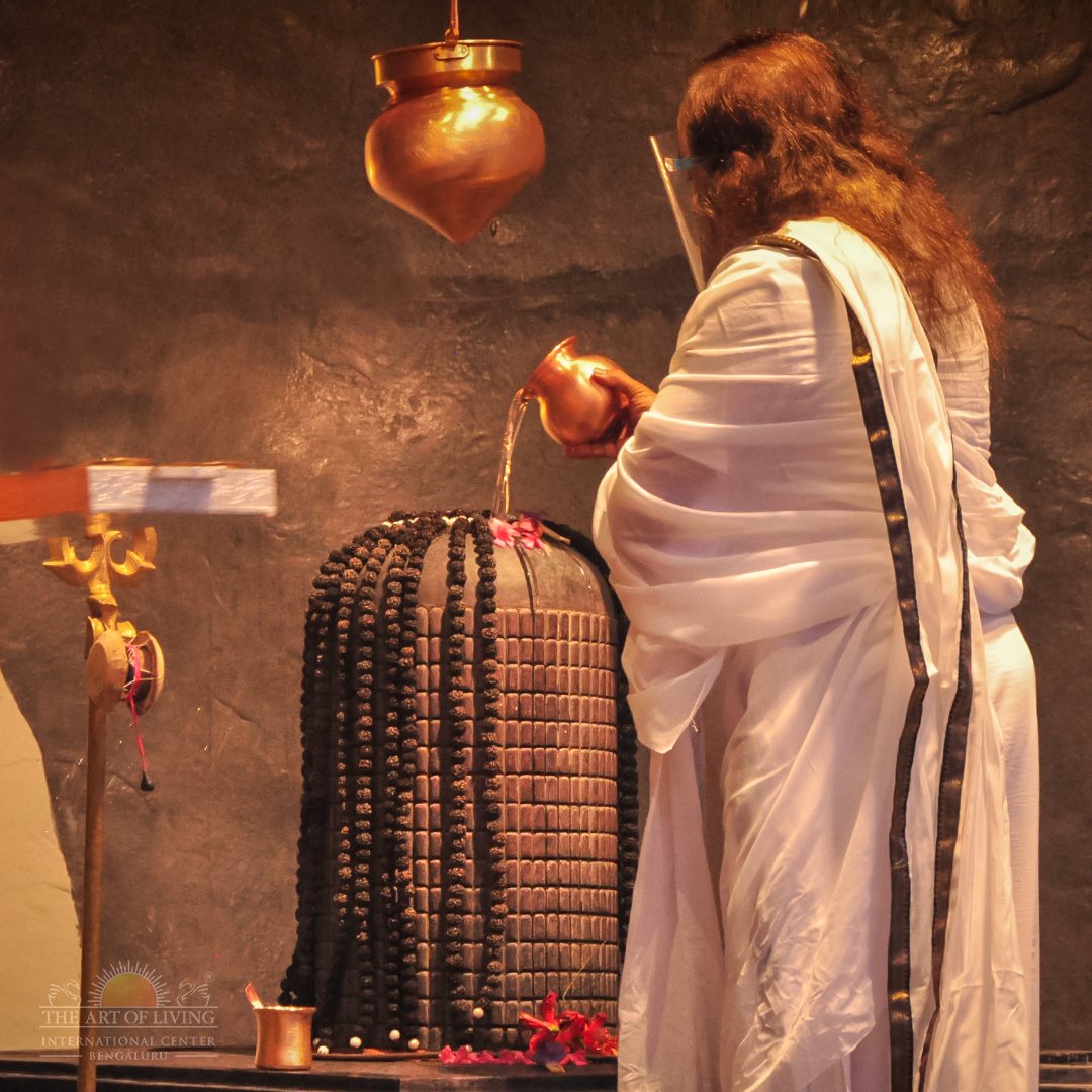 ArtofLivingIC's tweet photo. #ThisDayThatYear

A glimpse of Sri Samba Parameshwara Temple: Built on principles of Agama, the temple has a prime Shivalinga - Samba Parameshwara having 1008 oval-shaped lingas carved on it!

Consecration was done on 19th July 2020 at The Art of Living International Center. https://t.co/gZ6O1b1Z9c