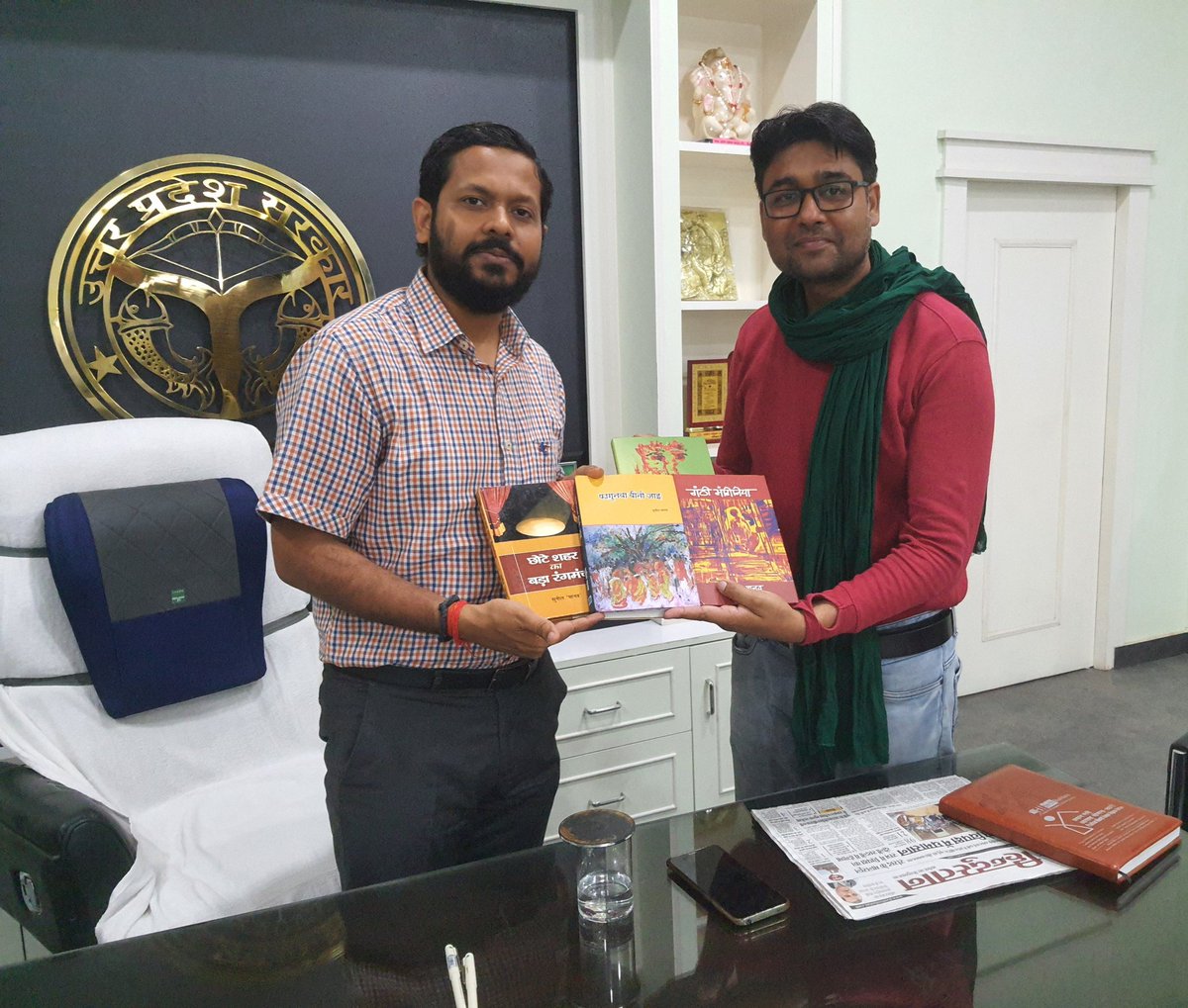 manav_suneel's tweet photo. जिलाधिकारी पीलीभीत श्री पुलकित खरे जी के काम और नाम की खूब तारीफ सुनी है । आज मिलना भी हो गया । पीलीभीत की बोली और संस्कृति पर कुछ प्रोजेक्ट पर चर्चा आज की कमाई रही । फिलहल जिलाधिकारी महोदय ने गांव जाकर कलाकारों के साथ इस किताब के विमोचन का वादा किया है । 

#फागुनबाबीतोजाइ https://t.co/cnOy5IGDtd