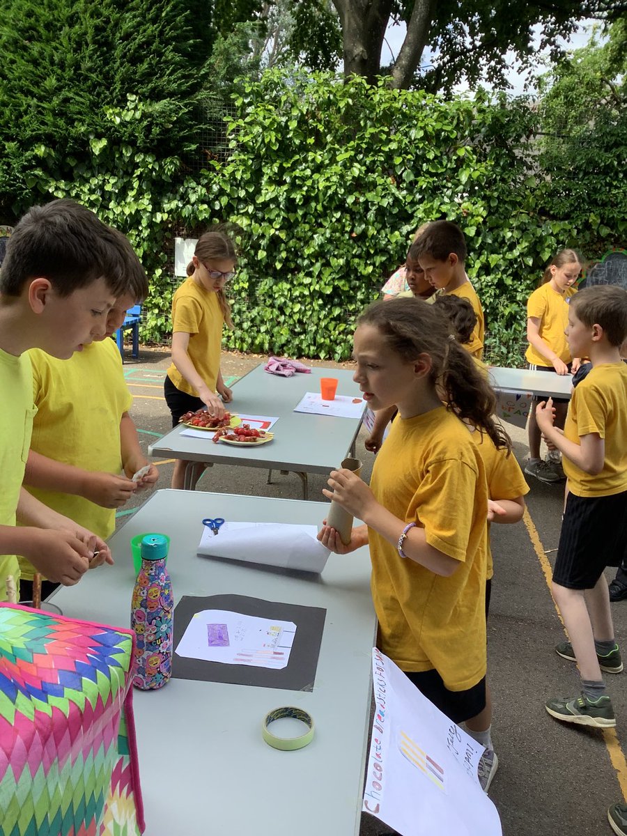 ashtonceprimary's tweet photo. On Friday, our junior class sold products that they’d designed and made. Items included homemade fruity lemonade, multicoloured bracelets and fruit kebabs. We have some budding entrepreneurs! The profit will go towards an end of term treat for all. ⁦⁦@youngenterprise⁩ https://t.co/k8blcwoLQB