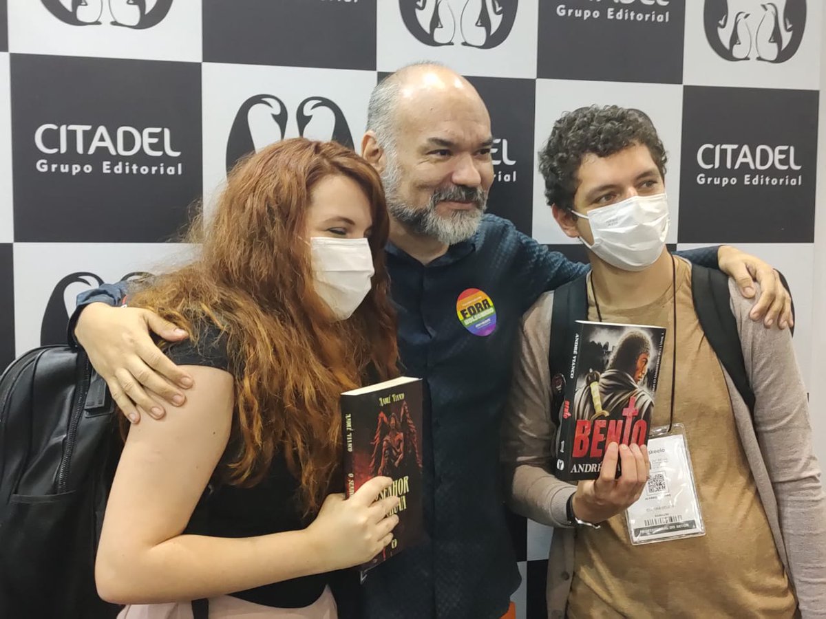 andrevianco's tweet photo. O meu "O Senhor da Chuva" foi relançando durante a Bienal de São Paulo. Revi dezenas de leitores e me encontrei com centenas de novas pessoas se conectando a esse meu mundo de contar histórias. https://t.co/TirZy9pmUD